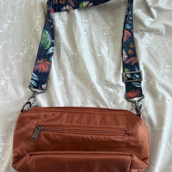 Lug flare crossbody - Picture 2 of 3